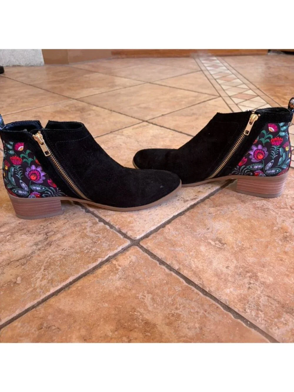 The Rooster Bootie features:Inkkas Rooster Booties size 9